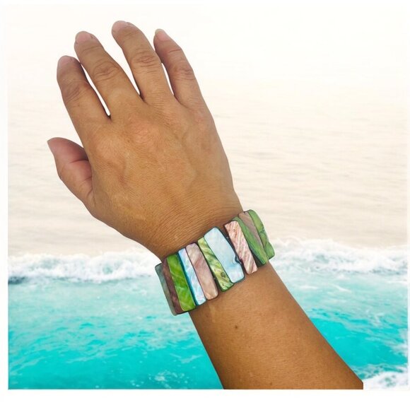 Artisan Jewelry - Vintage Mother-Of-Pearl Stretch Bracelet With Multicolor Shell Design